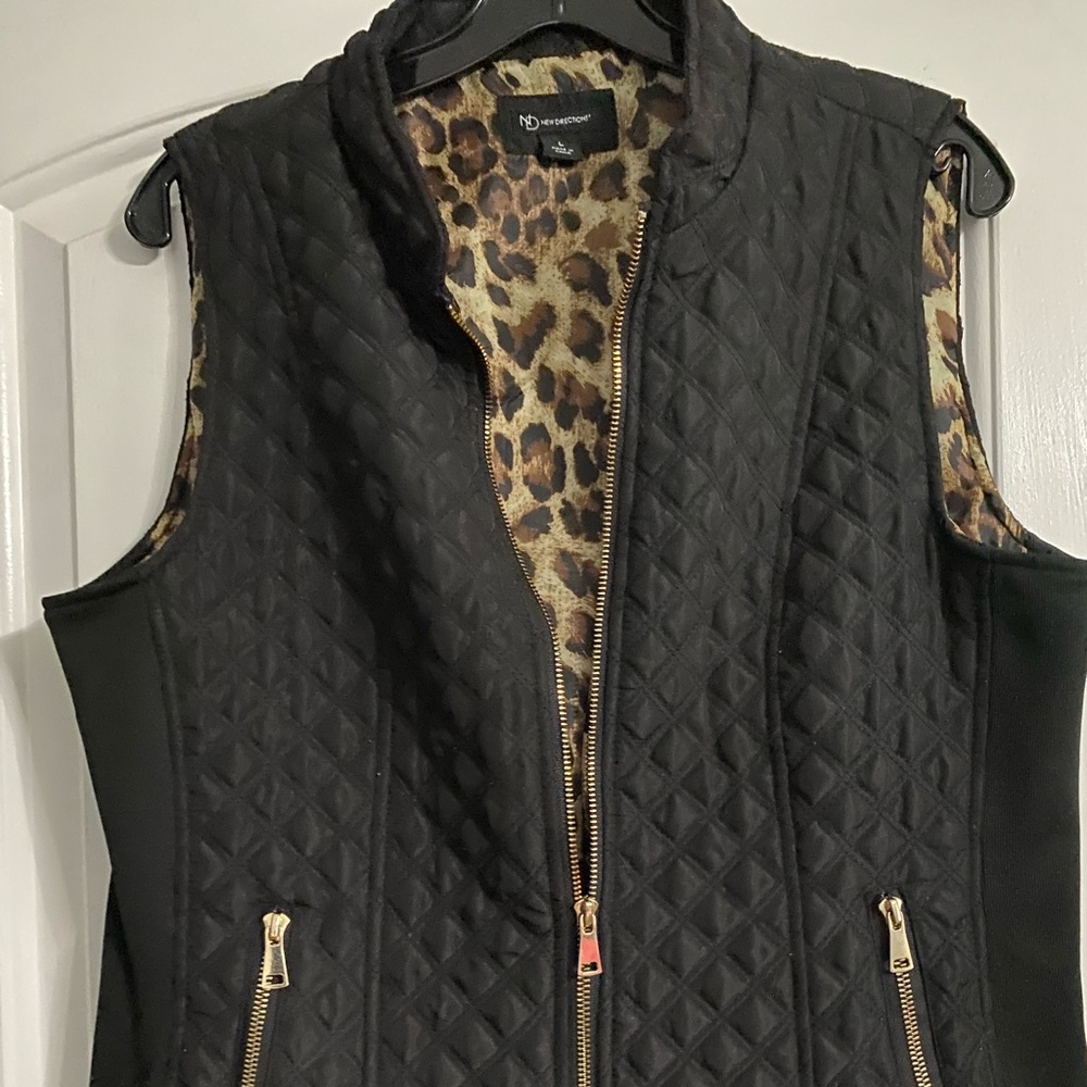 New Directions Quilted Vest L Black with leopard inside.
